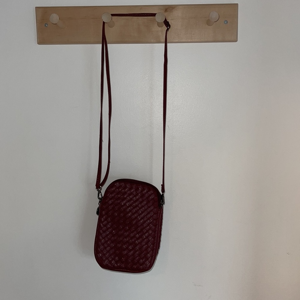 Unbranded cute dark maroon small crossbody bag with 2 zippered compartments. - Picture 4 of 8
